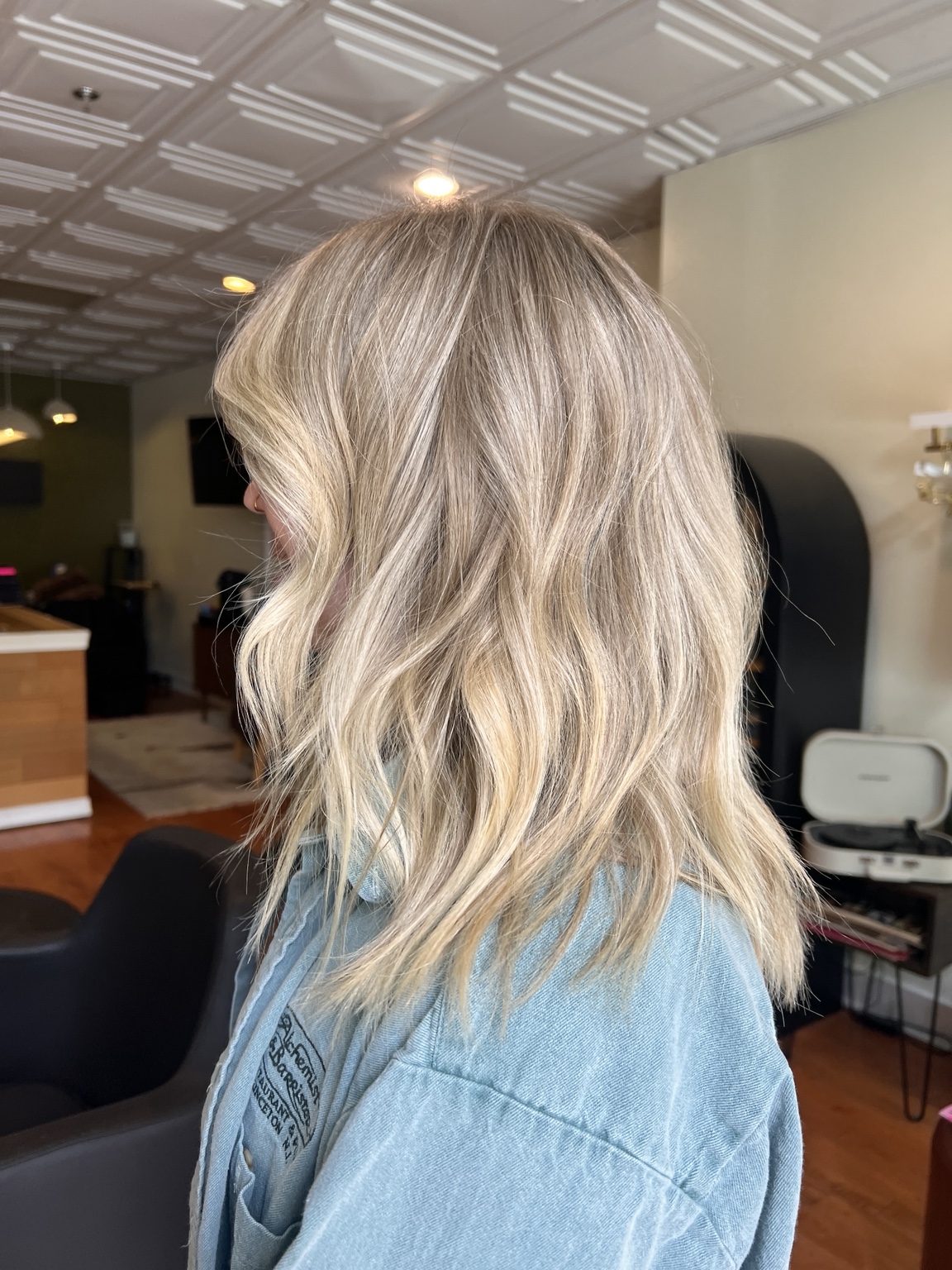 Soft neutral blonde bob with lived-in dimension